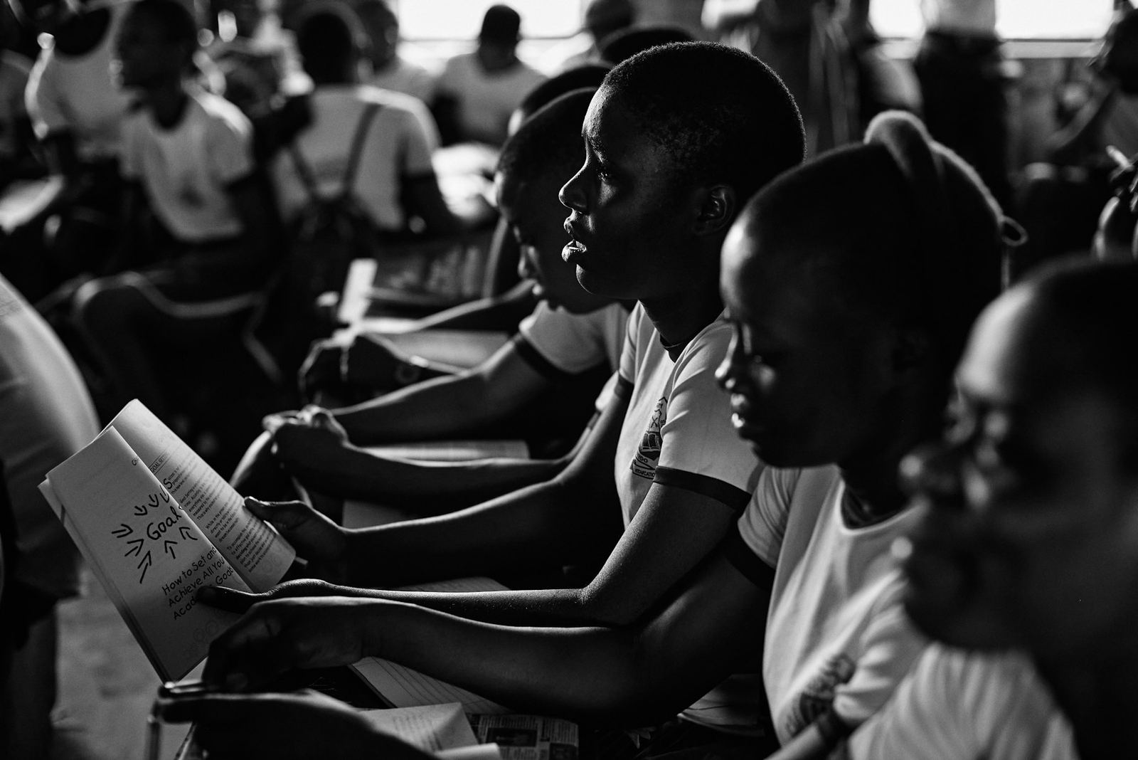 Étudiants concentrés dans une salle de cours